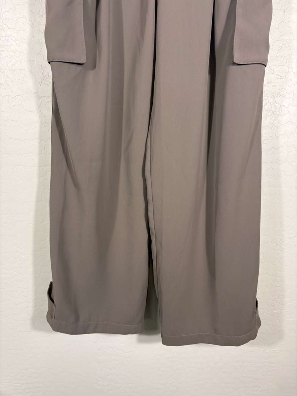 NWOT ASTR Denison Pleated Cargo Pants Size Medium Warm Grey - Picture 5 of 9
